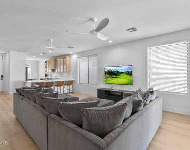1084 E Susan Lane - Photo Thumbnail 17