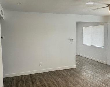 3219 E Earll Drive - Photo Thumbnail 9
