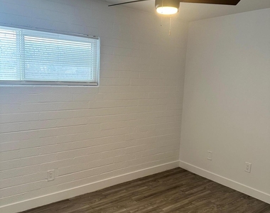 3219 E Earll Drive - Photo Thumbnail 12