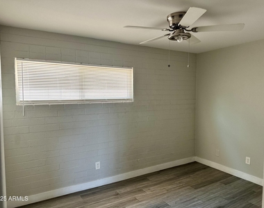 3219 E Earll Drive - Photo Thumbnail 5