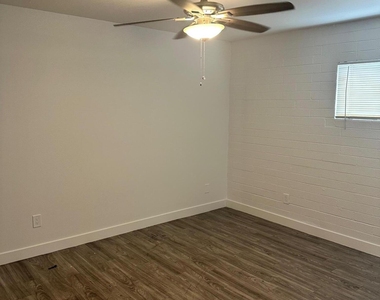 3219 E Earll Drive - Photo Thumbnail 7