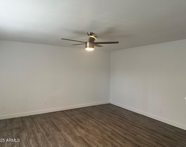 3219 E Earll Drive - Photo Thumbnail 2