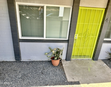 3219 E Earll Drive - Photo Thumbnail 1