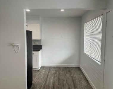 3219 E Earll Drive - Photo Thumbnail 10