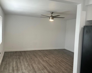3219 E Earll Drive - Photo Thumbnail 8