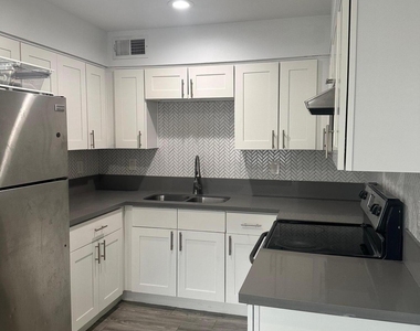 3219 E Earll Drive - Photo Thumbnail 4