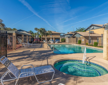 286 W Palomino Drive - Photo Thumbnail 6