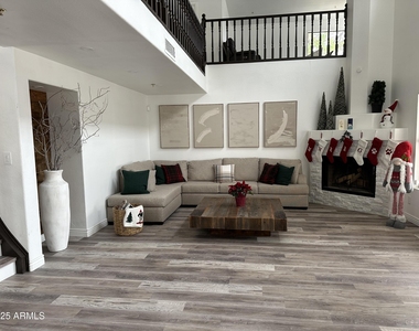 11126 N 129th Way - Photo Thumbnail 4