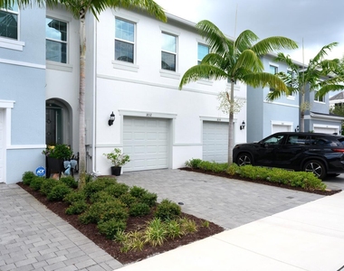 1832 Se Roxy Way - Photo Thumbnail 1