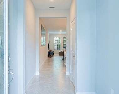 1832 Se Roxy Way - Photo Thumbnail 3