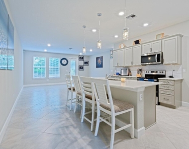 1832 Se Roxy Way - Photo Thumbnail 2