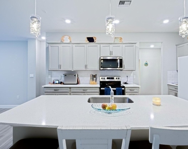 1832 Se Roxy Way - Photo Thumbnail 5