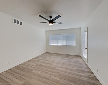 2431 W Shady Glen Avenue - Photo Thumbnail 4