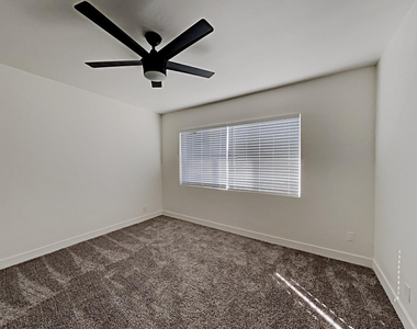 2431 W Shady Glen Avenue - Photo Thumbnail 6
