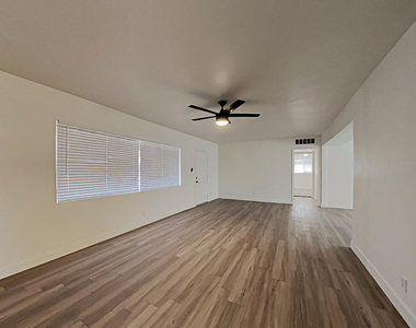2431 W Shady Glen Avenue - Photo Thumbnail 3