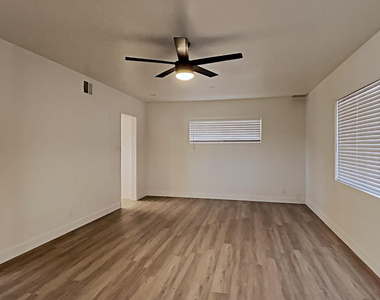 2431 W Shady Glen Avenue - Photo Thumbnail 11