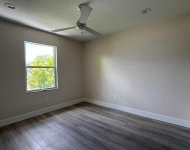 239 Leland Lane - Photo Thumbnail 7