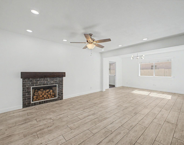 1006 S Tiago Drive - Photo Thumbnail 6