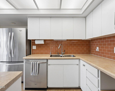 2323 N Central Avenue - Photo Thumbnail 4