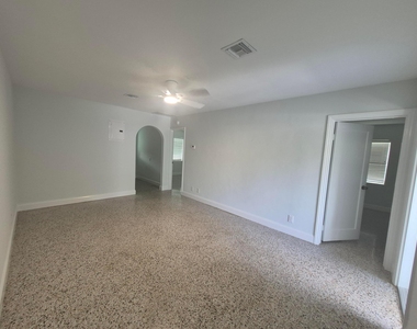 1119 Ne 17th Avenue - Photo Thumbnail 2