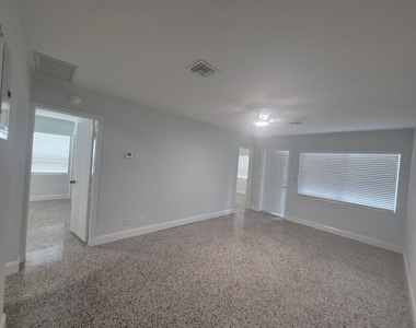 1119 Ne 17th Avenue - Photo Thumbnail 3
