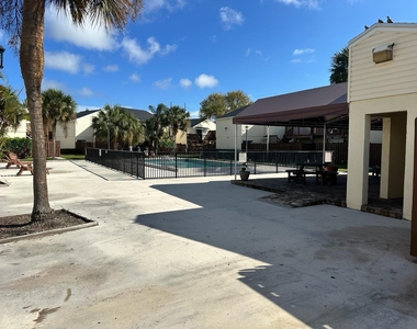 637 Executive Center Drive - Photo Thumbnail 15