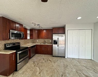 637 Executive Center Drive - Photo Thumbnail 8