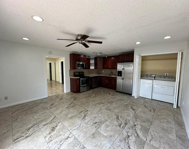 637 Executive Center Drive - Photo Thumbnail 5
