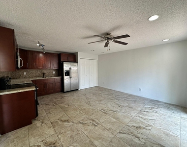 637 Executive Center Drive - Photo Thumbnail 7