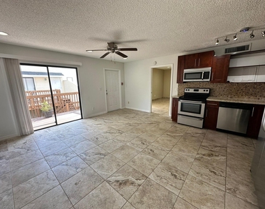 637 Executive Center Drive - Photo Thumbnail 4