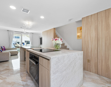 966 Jeffery Street - Photo Thumbnail 7
