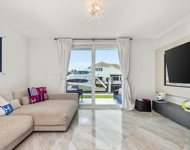 966 Jeffery Street - Photo Thumbnail 12