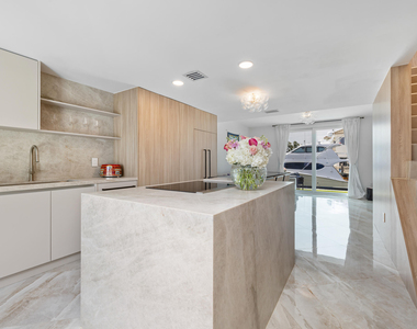 966 Jeffery Street - Photo Thumbnail 2