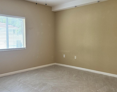 1103 Golden Lakes Boulevard - Photo Thumbnail 12