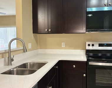 1103 Golden Lakes Boulevard - Photo Thumbnail 4