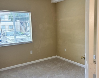 1103 Golden Lakes Boulevard - Photo Thumbnail 18
