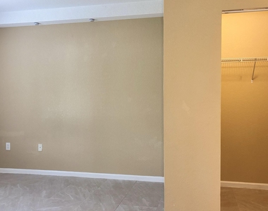 1103 Golden Lakes Boulevard - Photo Thumbnail 10