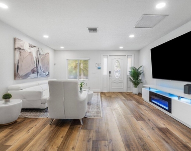 671 Lindell Boulevard - Photo Thumbnail 2