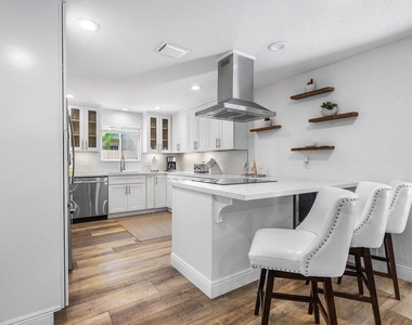 671 Lindell Boulevard - Photo Thumbnail 9