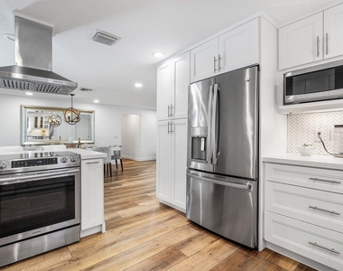 671 Lindell Boulevard - Photo Thumbnail 12