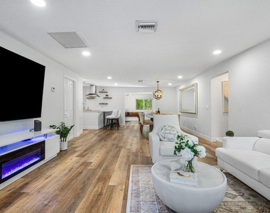671 Lindell Boulevard - Photo Thumbnail 5