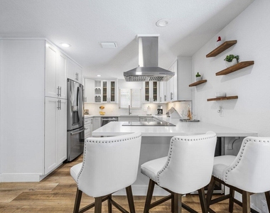 671 Lindell Boulevard - Photo Thumbnail 10