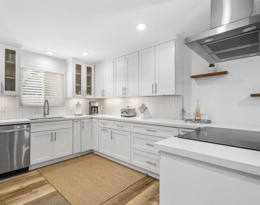 671 Lindell Boulevard - Photo Thumbnail 11
