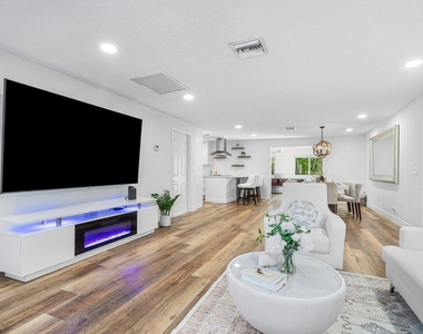 671 Lindell Boulevard - Photo Thumbnail 6