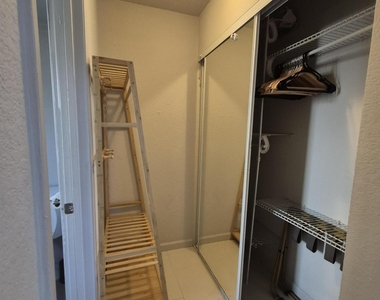 1007 Se 2nd Court - Photo Thumbnail 5