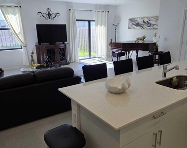 4917 Peacock Way - Photo Thumbnail 6