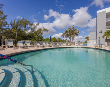2850 Ne 14th Street Causeway - Photo Thumbnail 1