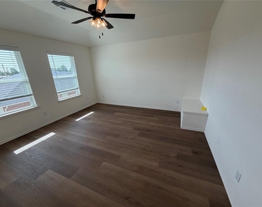 303 Aaran Way - Photo Thumbnail 28
