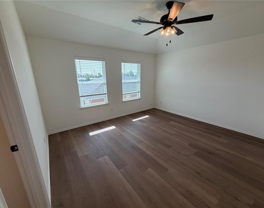 303 Aaran Way - Photo Thumbnail 27