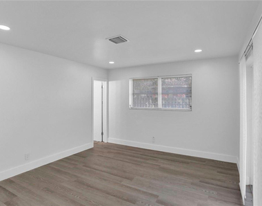 1013 Se 14th Court - Photo Thumbnail 35